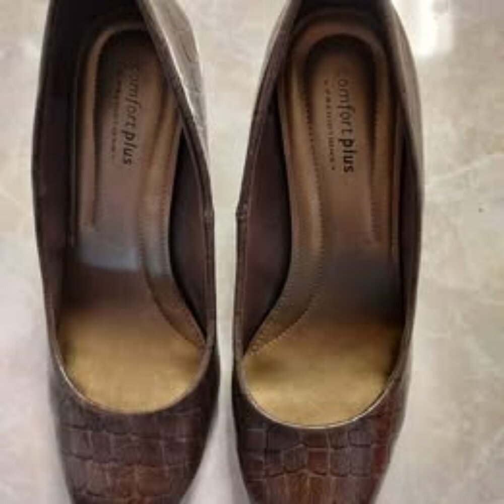 Mock Croc Pumps - size 8